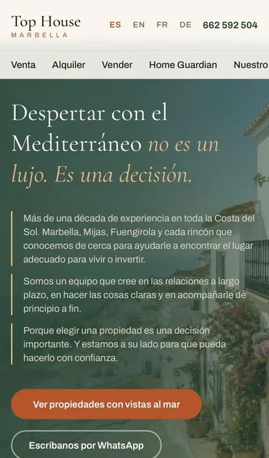 Portada de tophousemarbella.com en el móvil: titular Despertar con el Mediterráneo no es un lujo y botones de propiedades y WhatsApp